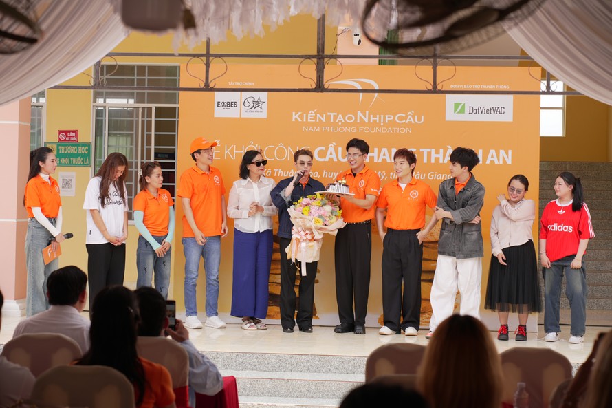 Các thành viên Quỹ Nam Phương, các nghệ sĩ Tiêu Minh Phụng, Đỗ Phú Quí, OgeNus và cộng đồng fan chúc mừng Negav đón tuổi mới đầy ý nghĩa