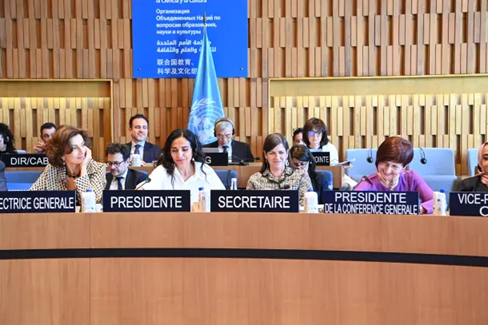 Bà Simona-Mirela Miculescu, Chủ tịch khóa họp thứ 42 của Đại hội đồng UNESCO (bên phải).