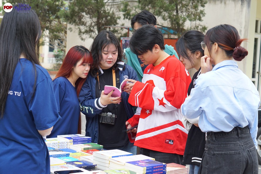 Sinh viên Báo chí gìn giữ văn hóa đọc qua hội sách “Thư Đình” 