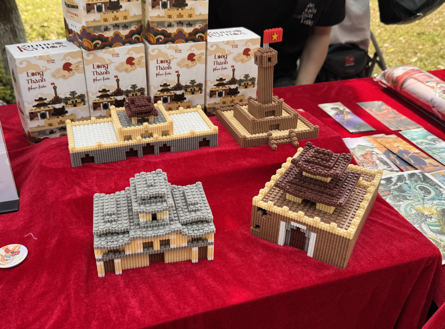 Các mô hình lắp ráp được trưng bày kèm tờ thông tin giúp các em học sinh tìm hiểu về di tích trực quan và sinh động hơn.