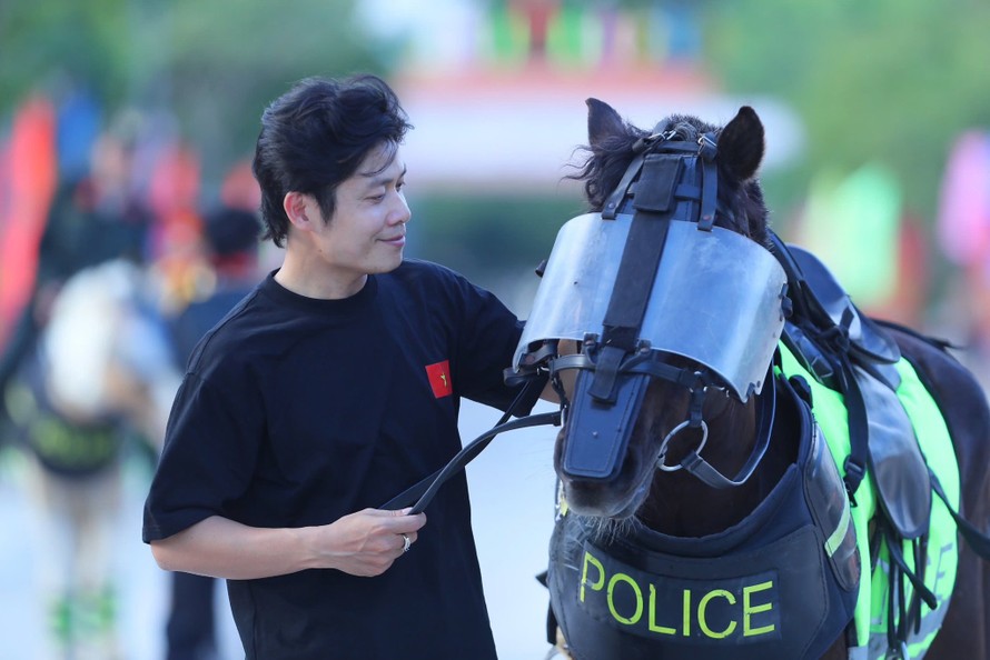 Nhạc sĩ Nguyễn Văn Chung trong buổi giao lưu cùng Đội Kỵ binh, chứng kiến các chiến sĩ và những chú ngựa tập luyện cho lễ diễu binh, diễu hành sắp tới, đồng thời gửi lời động viên tinh thần để anh em hoàn thành xuất sắc nhiệm vụ.