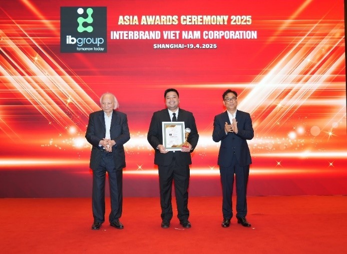 Ông Tony Nguyen - Giám đốc Quan hệ quốc tế IB Group Việt Nam nhận giải Top 10 Thương hiệu mạnh Châu Á 2025 (Strong Asia Brand 2025)