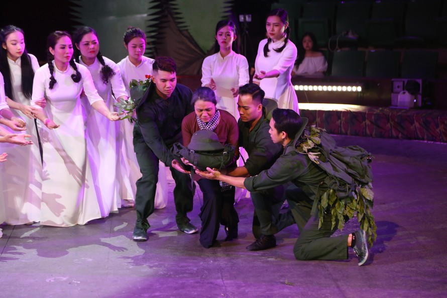 Hình ảnh người mẹ Việt Nam Anh hùng được tái hiện rõ nét, đầy xúc cảm trong từng tiết mục biểu diễn.