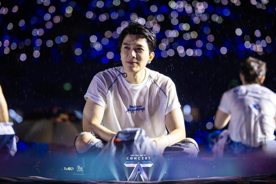Hàng chục ngàn khán giả cùng hát với các Anh Trai “Say Hi” mùa 1 dưới cơn mưa trong concert cuối cùng tại Việt Nam