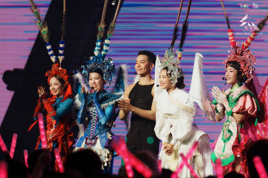 Phương Mỹ Chi gây bất ngờ khi mang hát bội lên sân khấu Em Xinh Say Hi