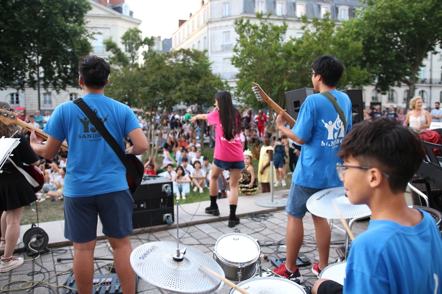 Ban nhạc học sinh Việt Nam biểu diễn tại Lễ hội Âm nhạc đường phố Fête de la Musique nước Pháp 