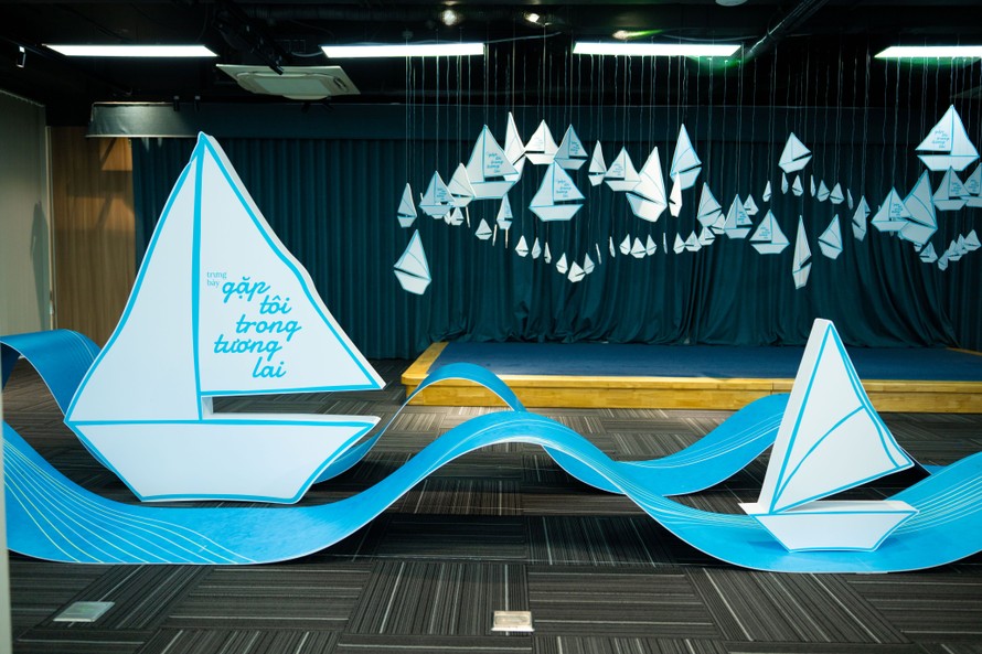 Lấy cảm hứng từ những “con thuyền ý tưởng” ra khơi, Trưng bày “Gặp tôi trong tương lai” mở ra một không gian sắp đặt sáng tạo để giới thiệu 268 ý tưởng sáng tác sách thiếu nhi về chủ đề quyền tự do khám phá và lựa chọn nghề nghiệp vượt qua khuôn mẫu giới của trẻ em. 