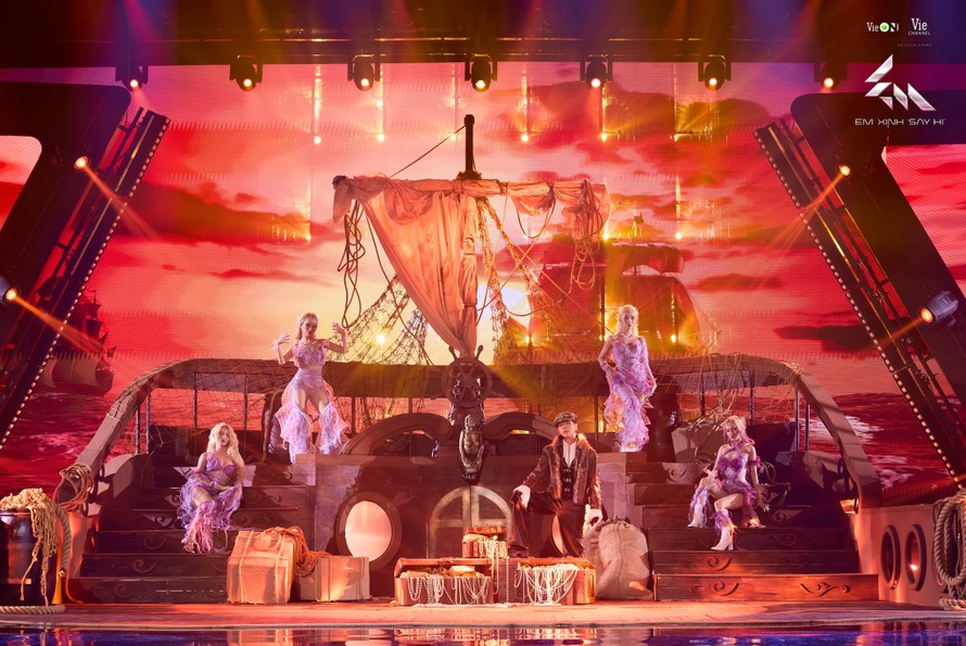 "Gã săn cá" của đội 52Hz gây sốt với màn đầu tư về concept và trang phục. 