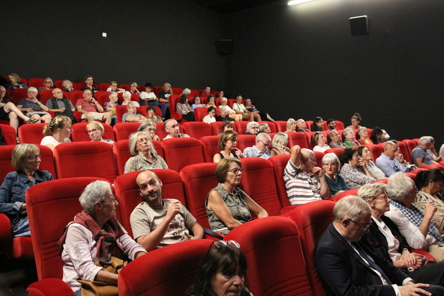 Khán giả Pháp ngồi kín khán phòng trong buổi công chiếu phim.