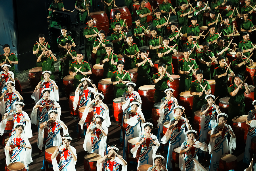 Đồng diễn trống hội hùng tráng tại Lễ khai mạc Giải bóng đá Công an, Cảnh sát các nước ASEAN mở rộng 2025