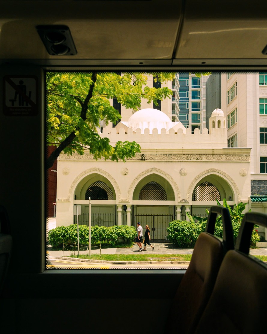 Khi tham quan trên những cung đường xe buýt thơ mộng, có thể tự do điều chỉnh lịch trình theo sở thích, khám phá những khu phố di sản ẩn mình, những mảng xanh nên thơ, cùng những góc chụp đẹp ít người biết của thành phố. Ảnh: dangnamtravelblog