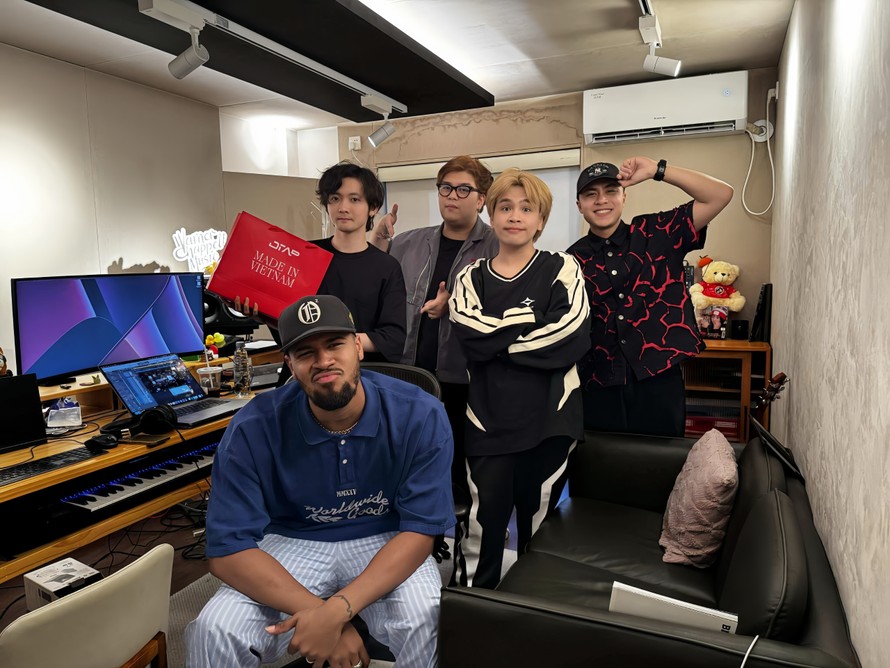 DTAP tặng quà lưu niệm và chụp hình cùng nhà sản xuất Seven Dayz