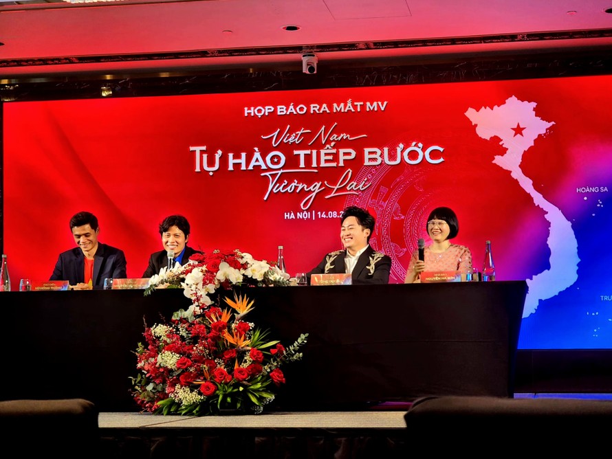 Khúc ca tặng cho Tổ quốc của Divo Tùng Dương và nhạc sĩ Nguyễn Văn Chung: "Việt Nam tự hào tiếp bước tương lai"