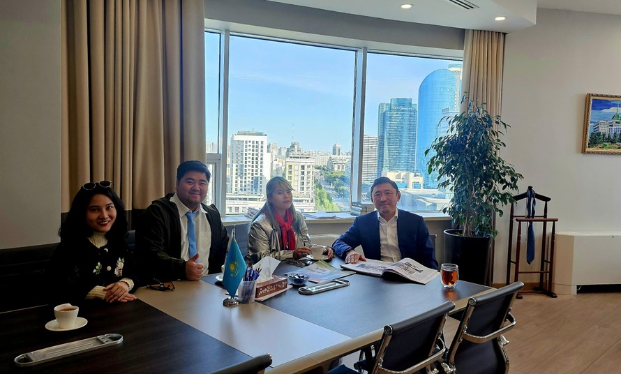 Từ phải sang: Chủ tịch WFUCA Bolat Akchulakov, nhà báo Quỳnh Hoa, nhà báo X. Đạt và nhà báo Nguyệt Linh 