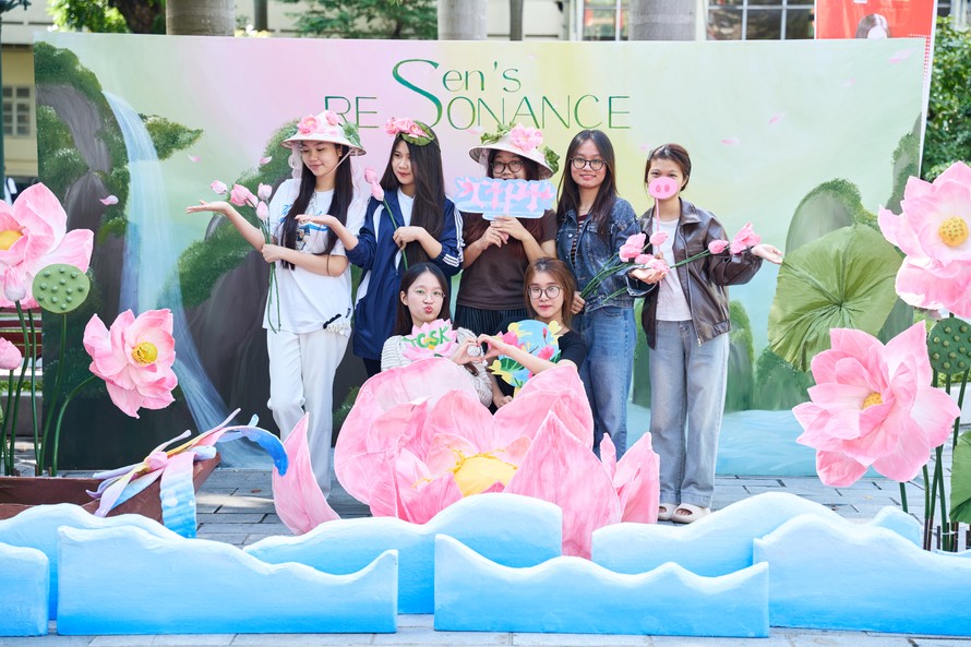 Photobooth “FPS 2025 - Sen's Resonance” đổ bộ khuôn viên trường Báo