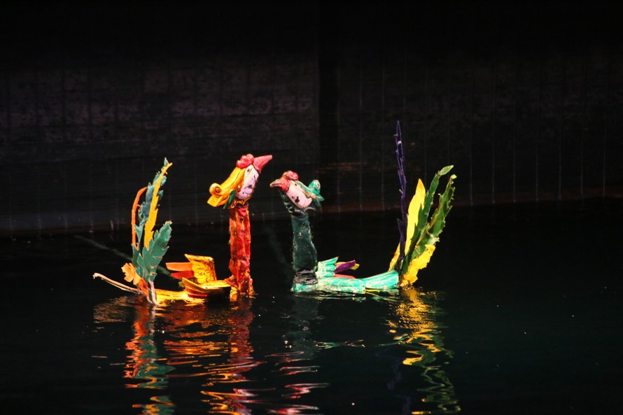 Sân khấu rối nước truyền thống với những con rối được điều khiển uyển chuyển 