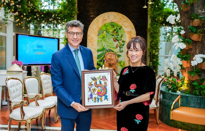 Trưởng Đại diện Văn phòng UNESCO tại Việt Nam Ông Jonathan Baker và Tiễn sĩ Nguyễn Thị Phương Thảo - Chủ tịch, Tổng giám đốc Tập đoàn SOVICO