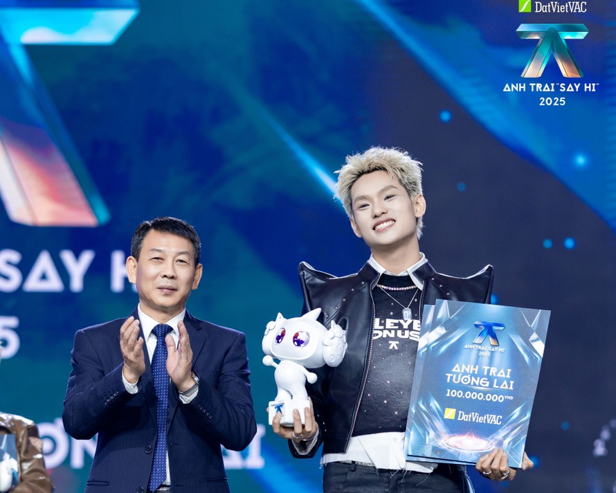 Bùi Trường Linh nhận giải “Anh Trai Tương Lai” từ đại diện Bộ VH-TT&DL tại đêm Chung kết Anh Trai Say Hi 2025