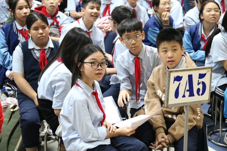 Các em học sinh tham gia hoạt động “Rung chuông vàng". Ảnh: Tuấn Nghĩa