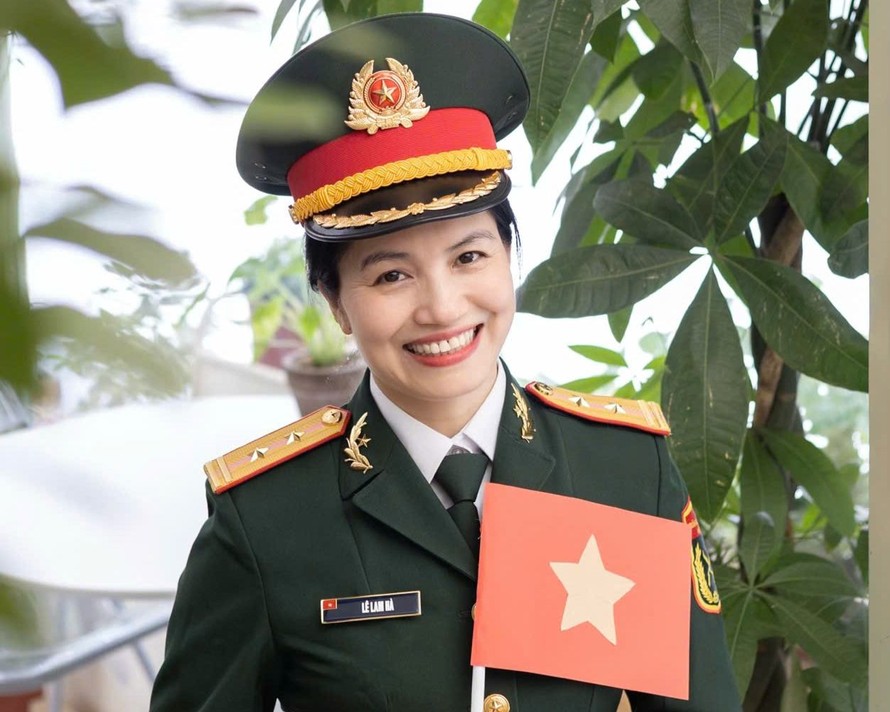 Trung tá Lê Lam Hà cân bằng giữa bản lĩnh thép nơi tuyến đầu cấp cứu và tâm hồn yêu hoa tinh tế. Ảnh: NVCC