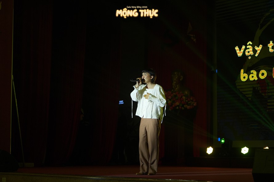 Em Ellata mang tới phần trình diễn ngọt ngào và sâu lắng tại Gala Vọng Đông 2025. (Ảnh: BTC)