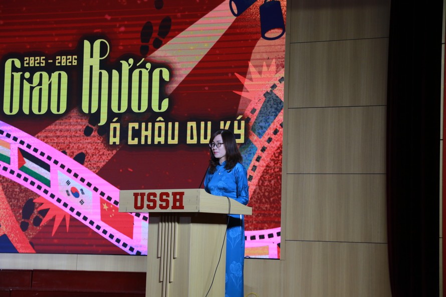  PGS. TS. Hoàng Cẩm Giang - Trưởng Bộ môn Nghệ thuật học, Khoa Văn học, Trường Đại học Khoa học Xã hội và Nhân văn, ĐHQGHN phát biểu khai mạc