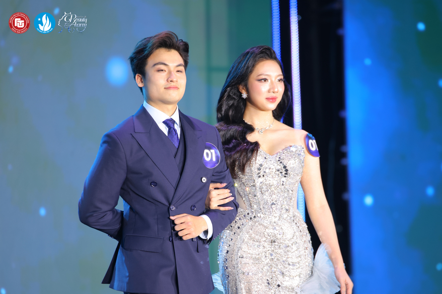 Các thí sinh duyên dáng trong phần trình diễn trang phục Dạ hội 