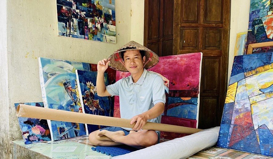 Hoạ sĩ Lê Quang Sáng sáng tạo tác phẩm chủ yếu dựa trên nền tảng nghệ thuật truyền thống. Ảnh: NVCC