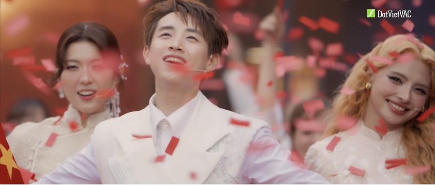 Anh Trai RHYDER - Anh Trai Dương Domic song tấu piano, Anh Trai CONGB cười rạng rỡ giữa màn hoa giấy: Sóng 26 “nhá hàng” những sân khấu đặc biệt