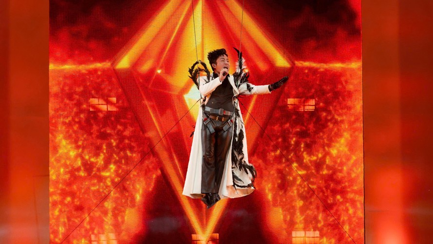 Tùng Dương thử sức với remix, chinh phục khán giả trẻ tại Her Concert