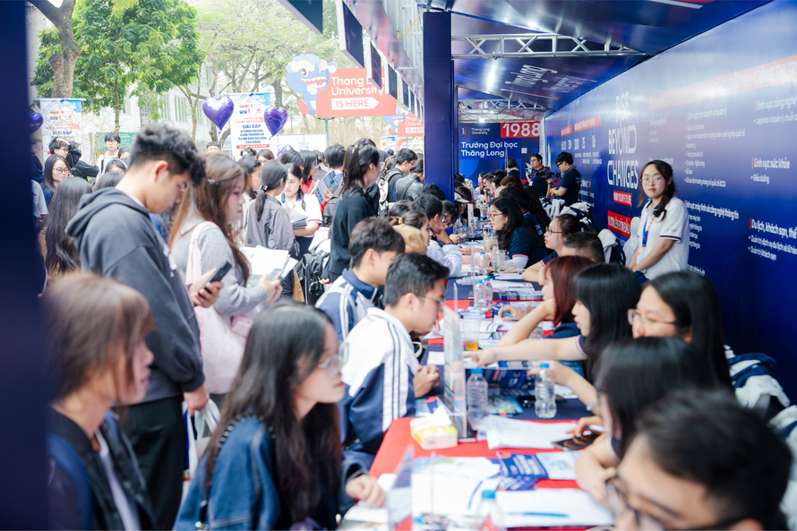 Toàn cảnh gian tư vấn tuyển sinh và quầy tương tác của trường Đại học Thăng Long, thu hút sự quan tâm đông đảo của các bậc phụ huynh và học sinh. Ảnh: Trường Đại học Thăng Long