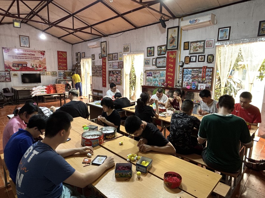 Không khí lao động miệt mài, tĩnh lặng tại xưởng làm thủ công của Trung tâm Quỳnh Hoa.