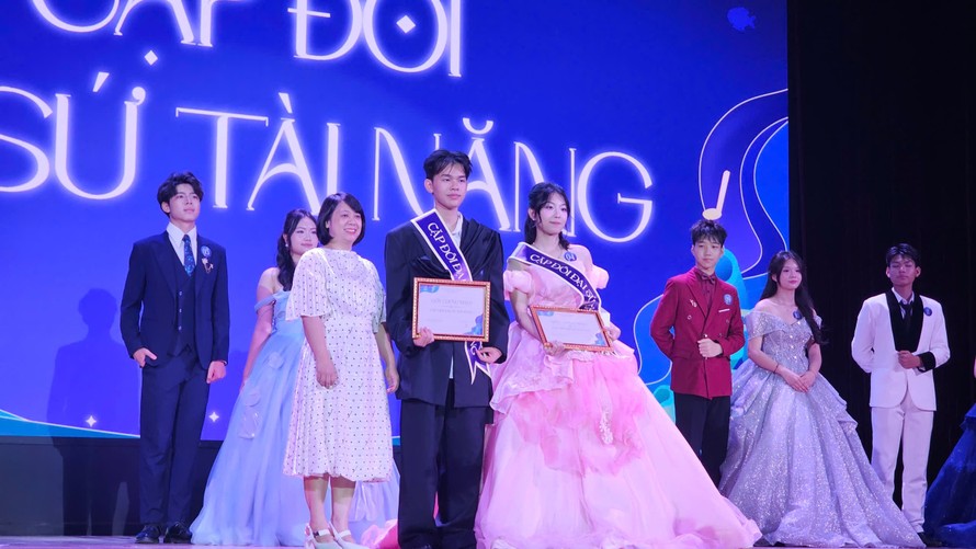 Cô Nguyễn Hà Sâm chụp ảnh cùng các thí sinh đạt giải.