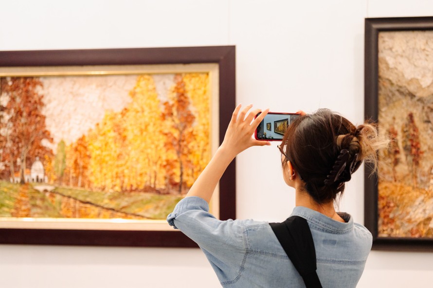 Khán giả trẻ tiếp cận với mỹ thuật đương đại. Ảnh: Tranh lá Tạ Hải