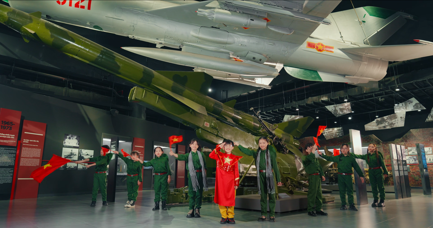 MV "Có Bác trong tim": khi 3 thế hệ cùng nhau lan toả tình yêu Tổ quốc