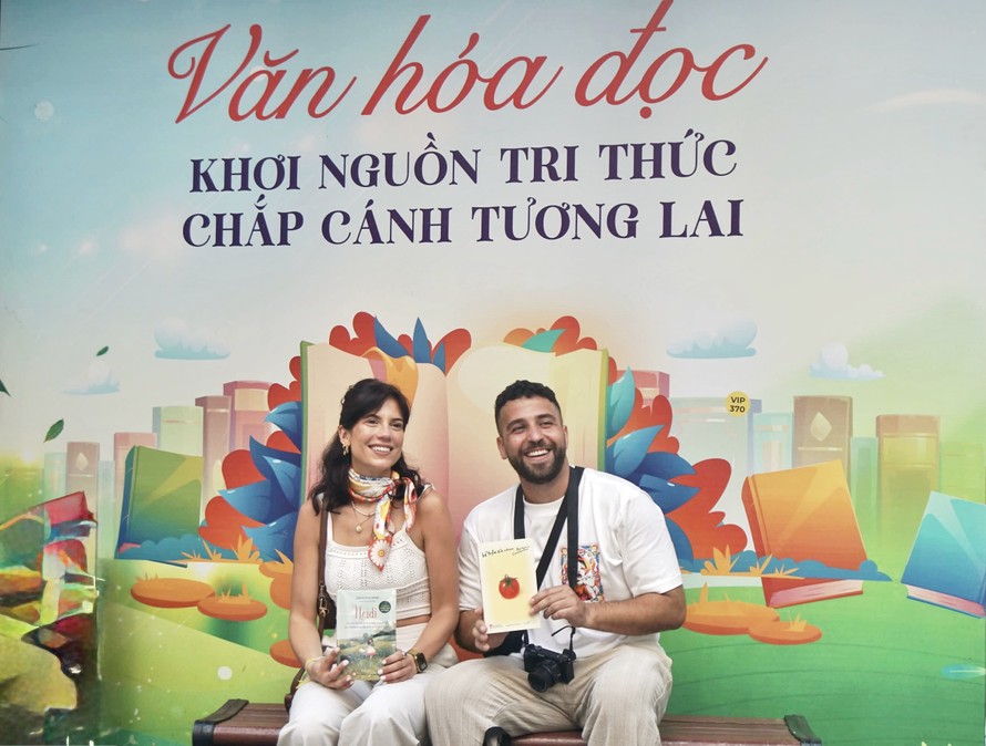 Du khách quốc tế đến tham quan Hội Sách và Văn hóa đọc Hà Nội 2026. (Ảnh: Đức Hải)