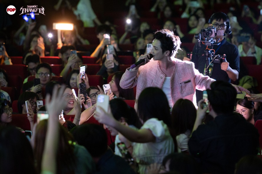 Khán giả hòa mình trong không khí sôi động của đêm đại nhạc hội.
