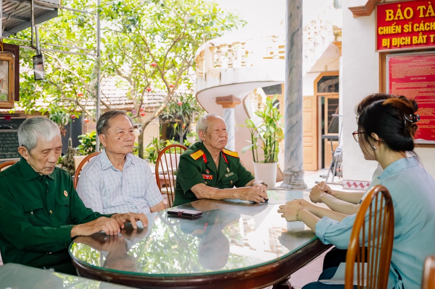 Ban quản lý Bảo tàng Chiến sĩ Cách mạng bị địch bắt tù đày (Hà Nội) trao đổi với nhóm sinh viên dự án.
