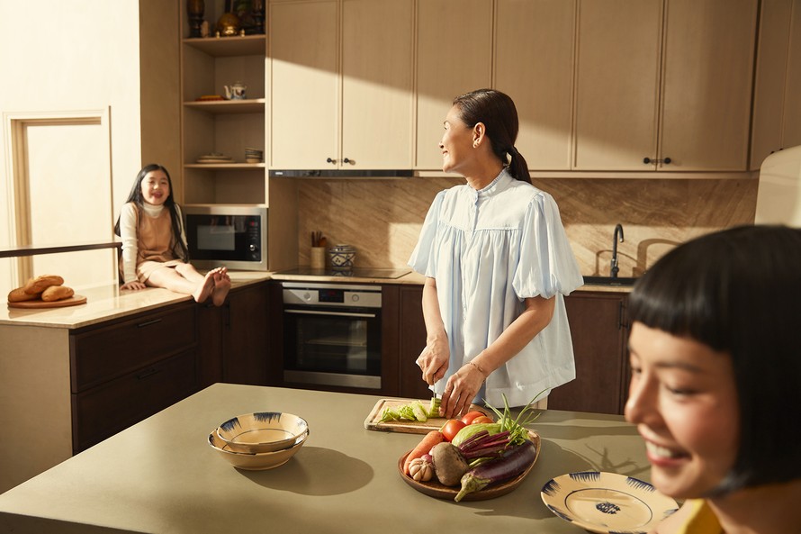 Trách nhiệm chăm sóc gia đình khiến phụ nữ Việt Nam đối mặt với “ba tầng áp lực”