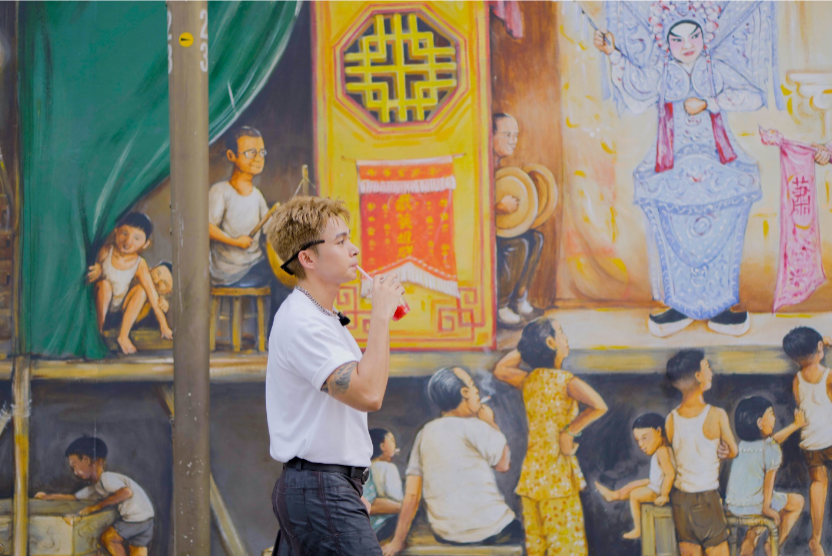 Tour khám phá văn hóa hawker trong Chinatown đưa Jun đi qua những bức tranh tường nhiều màu sắc