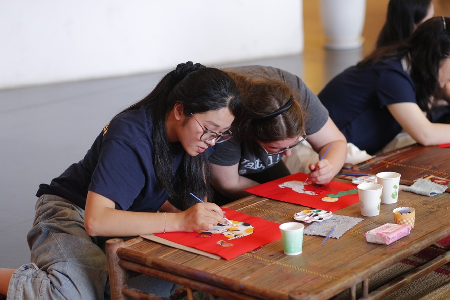 Các bạn trẻ chăm chú trải nghiệm công đoạn tô màu tại workshop “Chạm sắc - Họa hình”. 