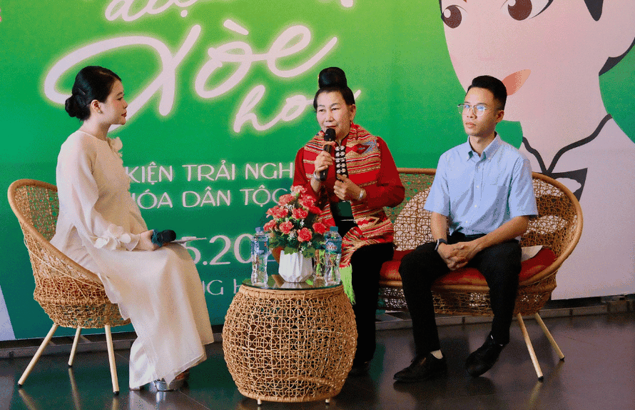 Nghệ nhân dân gian Hoàng Thị Văn chia sẻ về ý nghĩa của nghệ thuật Xòe Thái và những giá trị cộng đồng được gìn giữ qua nhiều thế hệ. (Ảnh_ BTC)