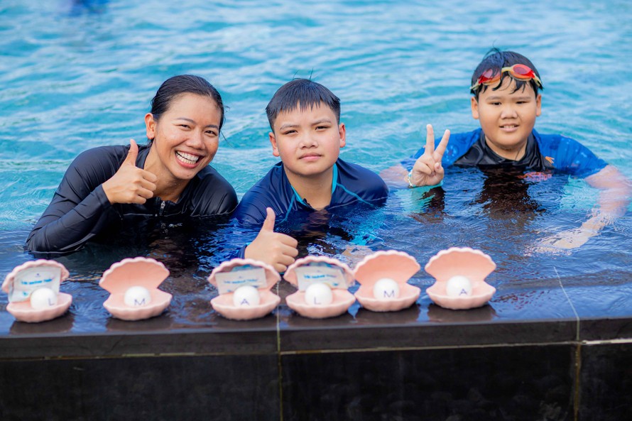Không khí buổi học diễn ra rất tự nhiên và gần gũi, giống một buổi chơi hè bên hồ bơi hơn là một lớp học kỹ năng thông thường.
