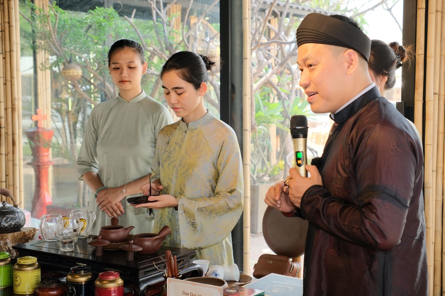 Nghệ nhân Đào Đức Hiếu giao lưu và chia sẻ kiến thức về văn hóa trà với khách tham dự. (Ảnh: BTC)