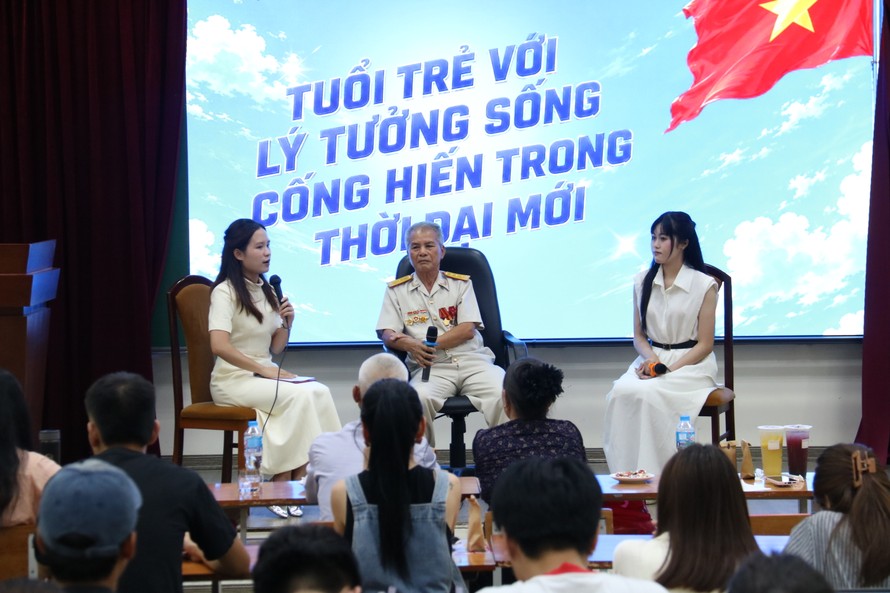 "Tuổi trẻ với lý tưởng sống cống hiến trong thời đại mới"