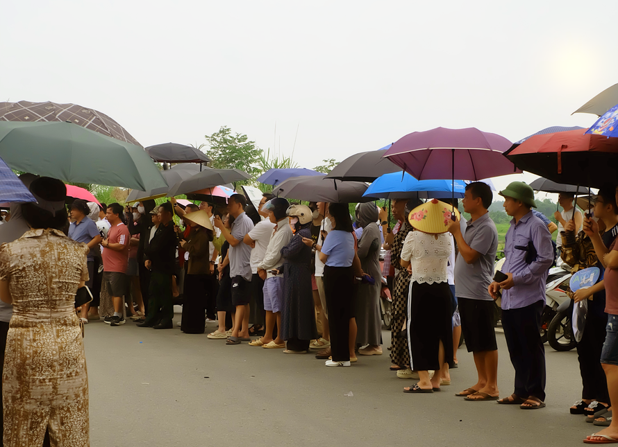 Hàng trăm phụ huynh tập trung chờ đợi thí sinh bên ngoài cổng trường THPT Chuyên Thái Nguyên dưới thời tiết nắng nóng. (Ảnh: Khánh Phương)