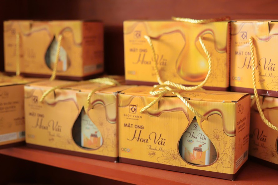 Những hũ mật ong được thiết kế bao bì túi xách chỉn chu (Ảnh: Anh Thư)