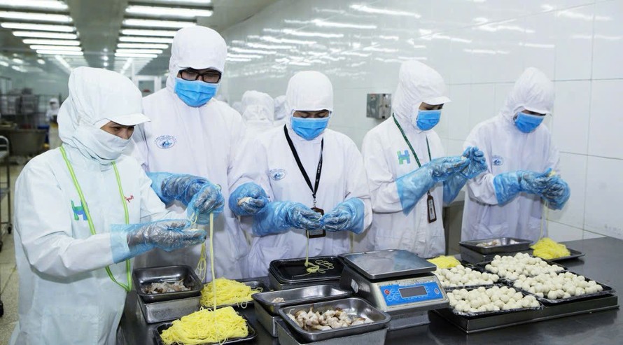 Đảm bảo an toàn thực phẩm vì thế được xem là một trong những điều kiện tiên quyết để bảo vệ sức khỏe cộng đồng và thúc đẩy phát triển bền vững. Ảnh: Báo Công thương