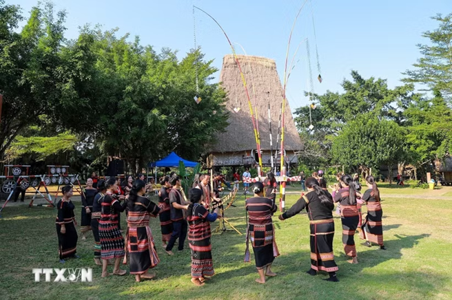 Tiết mục văn hóa, nghệ thuật của các dân tộc Tây Nguyên tại Làng Văn hóa-Du lịch các dân tộc Việt Nam. (Ảnh: Khánh Hòa/TTXVN)