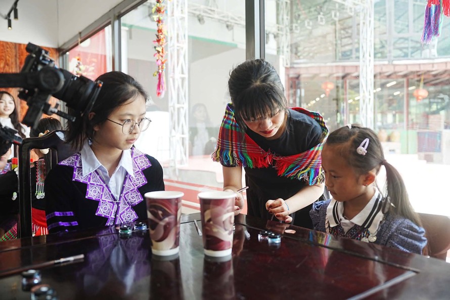 Workshop pháp lam cho trẻ em người Mông ở Suối Giàng. (Ảnh: NVCC)